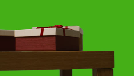 Nahaufnahme-Von-Geschenken,-Die-Auf-Einem-Tisch-In-Geschenkverpackung-Vor-Einem-Greenscreen-Aufgenommen-Wurden